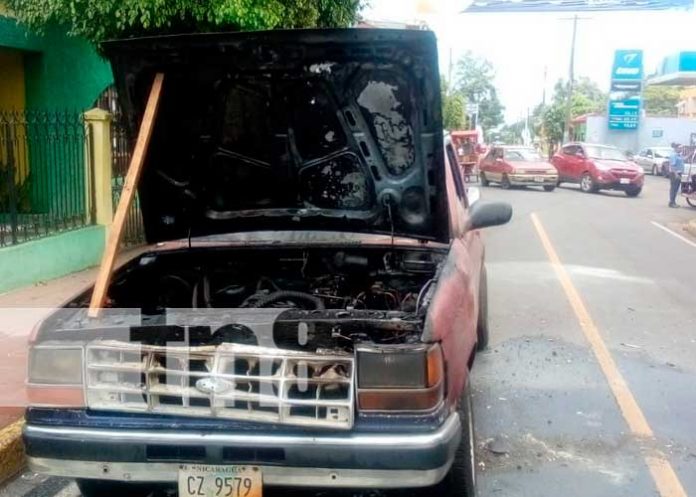 Camioneta en llamas en San Marco