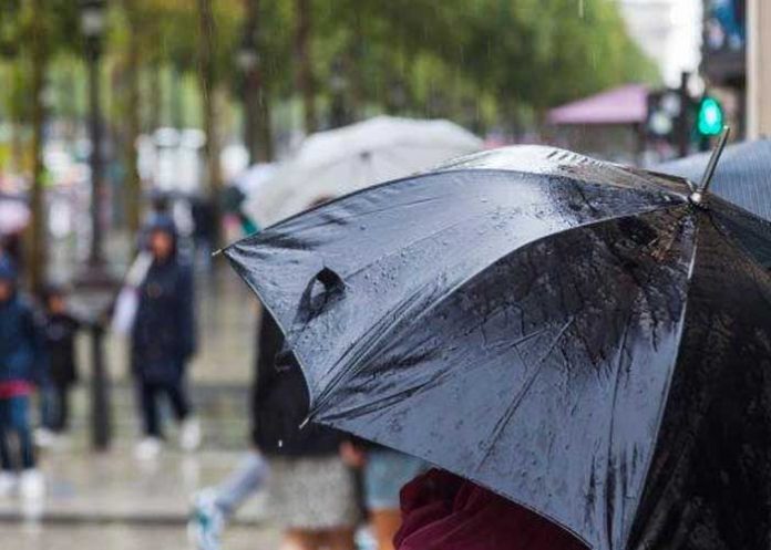 Sombrilla bajo la lluvia