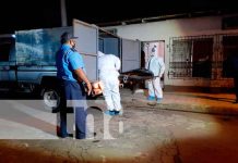 Personal de Medicina legal retira el cuerpo del motel