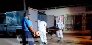 Personal de Medicina legal retira el cuerpo del motel