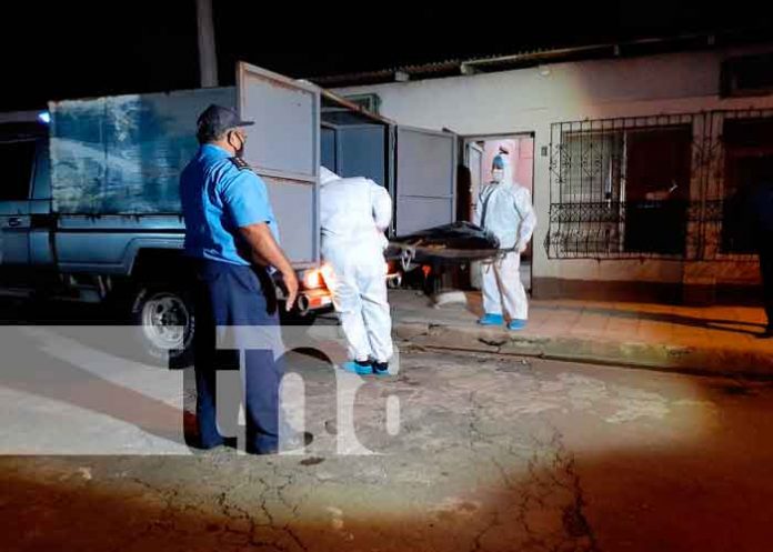 Personal de Medicina legal retira el cuerpo del motel