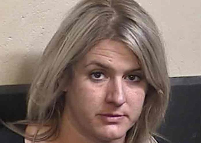 EE.UU: Maestra habría abusado sexualmente de un estudiante de 14 años