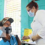 Personas de 45 años a más reciben segunda dosis en Managua Aplicación de segunda dosis de vacuna a personas mayores de 45 en Managua