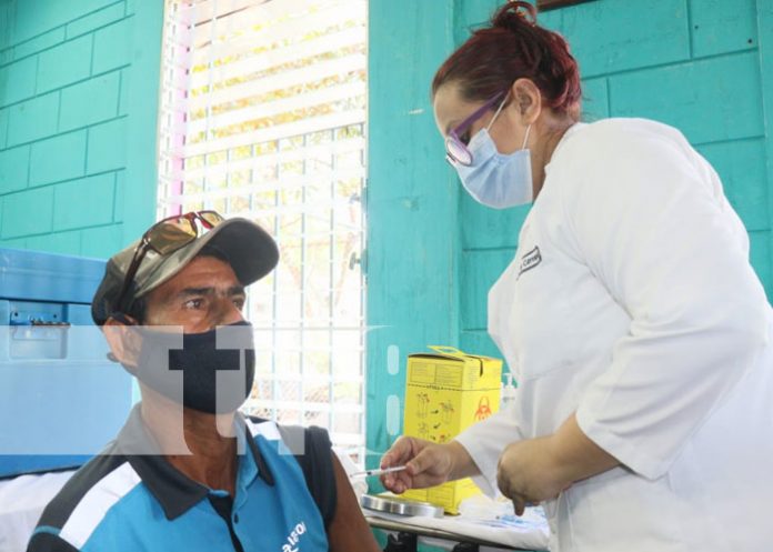 Aplicación de segunda dosis de vacuna a personas mayores de 45 en Managua