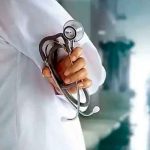 Médico acoso a paciente 30 años menor que él y le propuso "hacer un trio"