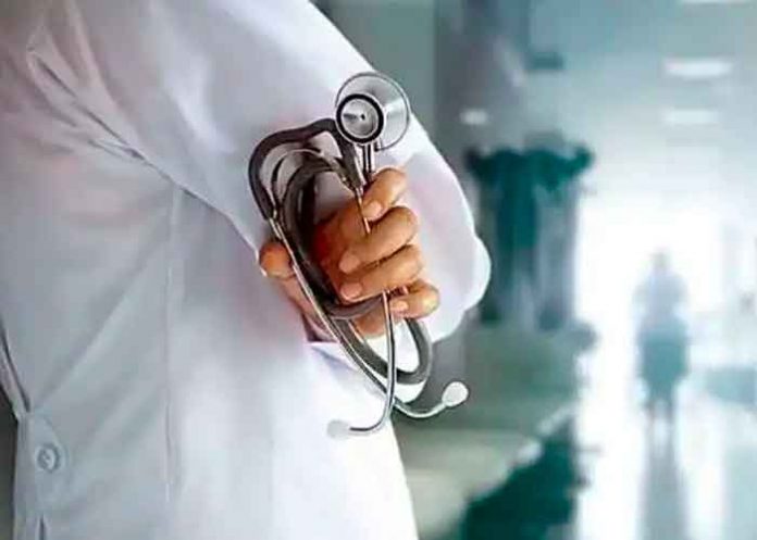 Médico acoso a paciente 30 años menor que él y le propuso 