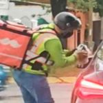 Repartidor da lección a conductor que tiró basura en la calle (VIDEO) Repartidor da lección a conductor que tiró basura en la calle (VIDEO)