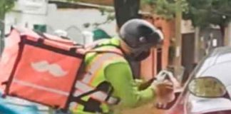Repartidor da lección a conductor que tiró basura en la calle (VIDEO)