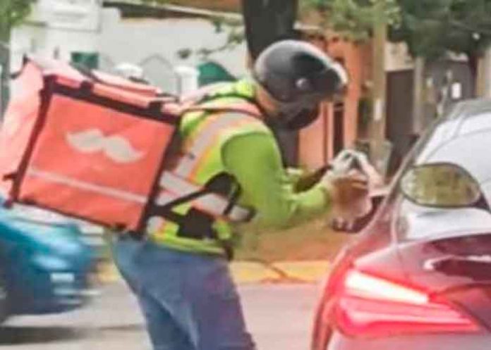 Repartidor da lección a conductor que tiró basura en la calle (VIDEO)