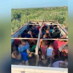 Rescatan a 80 migrantes hondureños abandonados en un camión en México Rescatan a 80 migrantes hondureños abandonados en un camión en México