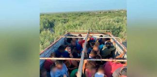 Rescatan a 80 migrantes hondureños abandonados en un camión en México