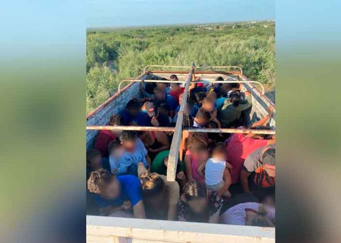 Rescatan a 80 migrantes hondureños abandonados en un camión en México