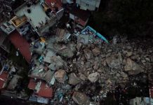Derrumbe de un cerro en México deja al menos dos muertos y 10 desaparecidos Derrumbe de cerro en México deja al menos dos muertos y 10 desaparecidos.