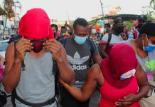 México frena a empujones otra caravana de migrantes (video) México frena a empujones otra caravana de migrantes (video)