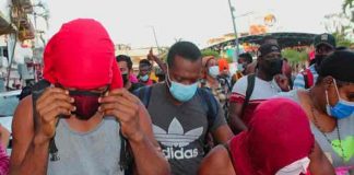 México frena a empujones otra caravana de migrantes (video)
