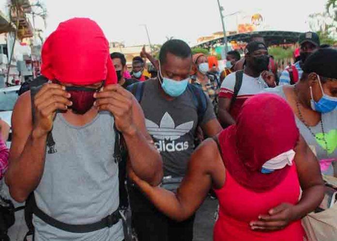 México frena a empujones otra caravana de migrantes (video)