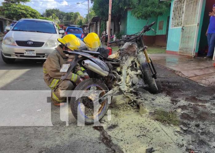 Moto se incendia de manera sorpresiva en San Judas