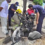 Al borde de morir quemado: Mensajero salta de moto tras incendiarse Moto hecha chatarra tras incendiarse en Managua