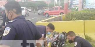 Escena del accidente en Managua donde un motociclista resultó con fracturas