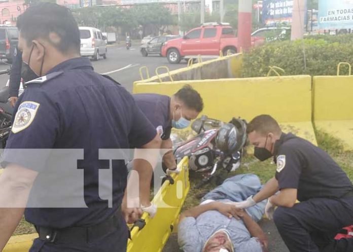Escena del accidente en Managua donde un motociclista resultó con fracturas