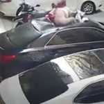 La joven cayó desde el balcón hasta un auto