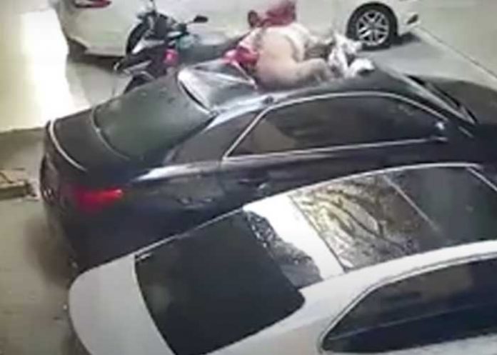 mujer La joven cayó desde el balcón hasta un auto