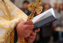 Sacerdote insulta a una mujer con sobrepeso en plena misa (VIDEO)