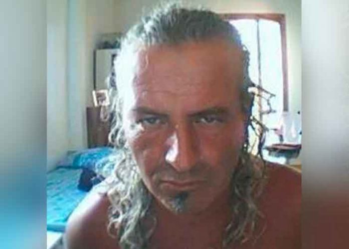 Mató a su madre, la desmembró y repartió sus partes en bolsas por las calles