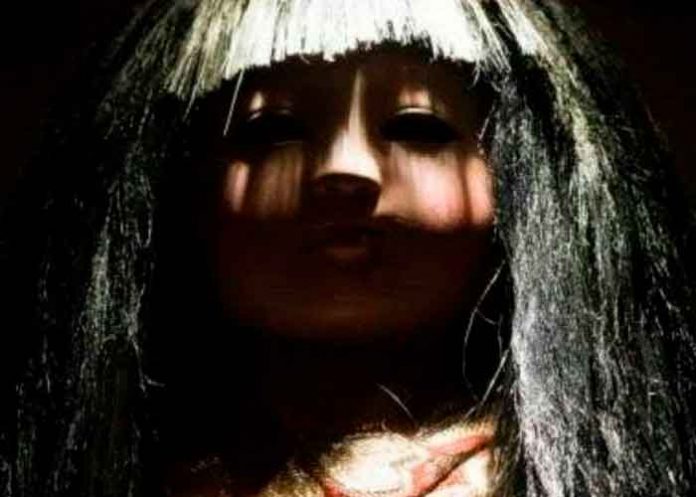 ¡Aterrador! Compran una casa y encuentran una muñeca con una nota 'siniestra'