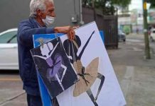 México: Abuelo vende dibujos de sus nietas para darles de comer