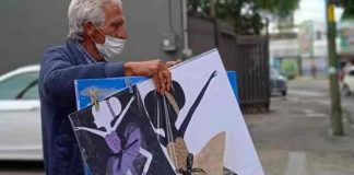 México: Abuelo vende dibujos de sus nietas para darles de comer