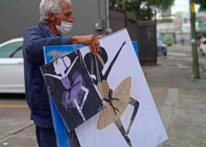 México: Abuelo vende dibujos de sus nietas para darles de comer