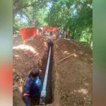 Avanzan obras de agua potable en San Juan del Sur varios hombre trabajan en la instalación de tuberías