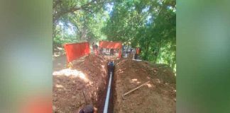 varios hombre trabajan en la instalación de tuberías