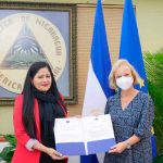 Embajadora de la Unión Europea de presenta copias de estilo Embajadora de la Unión Europea de presenta copias de estilo