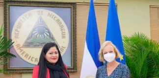 Embajadora de la Unión Europea de presenta copias de estilo