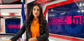 Presentadora Karleydi Zeledón, en el set de noticias de Crónica TN8