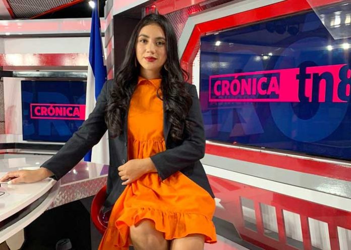 noticias-inter Presentadora Karleydi Zeledón, en el set de noticias de Crónica TN8