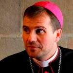 Obispo español presenta su renuncia para vivir con una escritora erótica