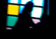 Video: Pillan a pareja teniendo relaciones en confesionario de una iglesia Video: Pillan a pareja teniendo relaciones en confesionario de una iglesia