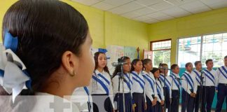 Coro estudiantil en El Viejo, Chinandega, en un concierto por la paz