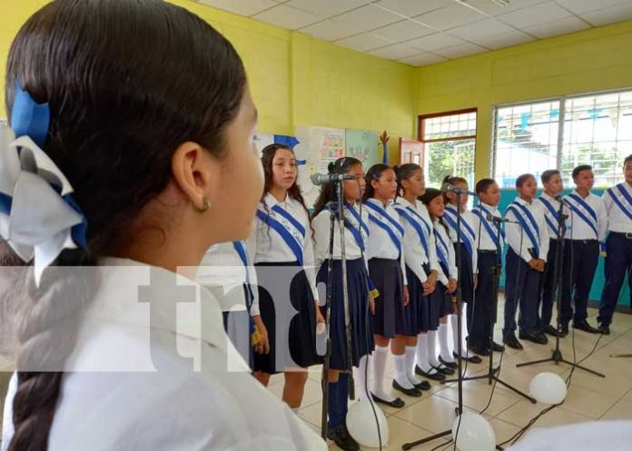 Coro estudiantil en El Viejo, Chinandega, en un concierto por la paz