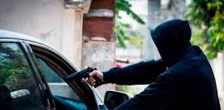 delincuente con una arma realiza un robo