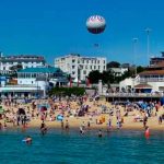 Violó a una niña en el mar frente a miles de turistas Miles de turistas en una playa