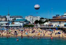 Miles de turistas en una playa