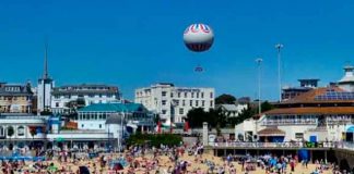 Miles de turistas en una playa