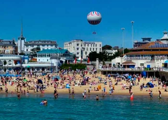 Miles de turistas en una playa