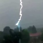 En menos de 10 segundos 11 rayos impactan contra un poste en China