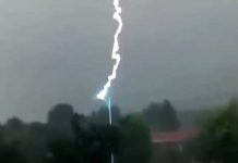 En menos de 10 segundos 11 rayos impactan contra un poste en China