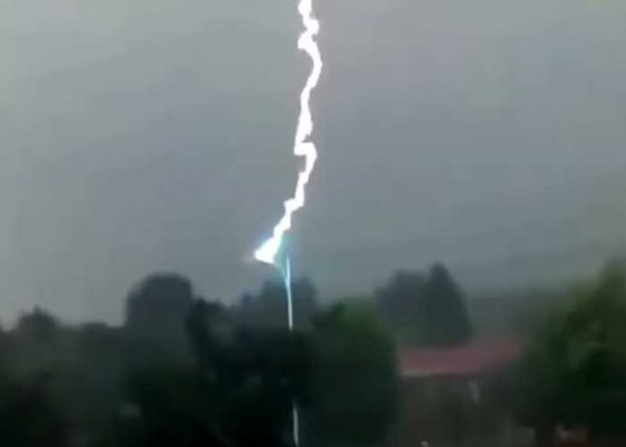 En menos de 10 segundos 11 rayos impactan contra un poste en China